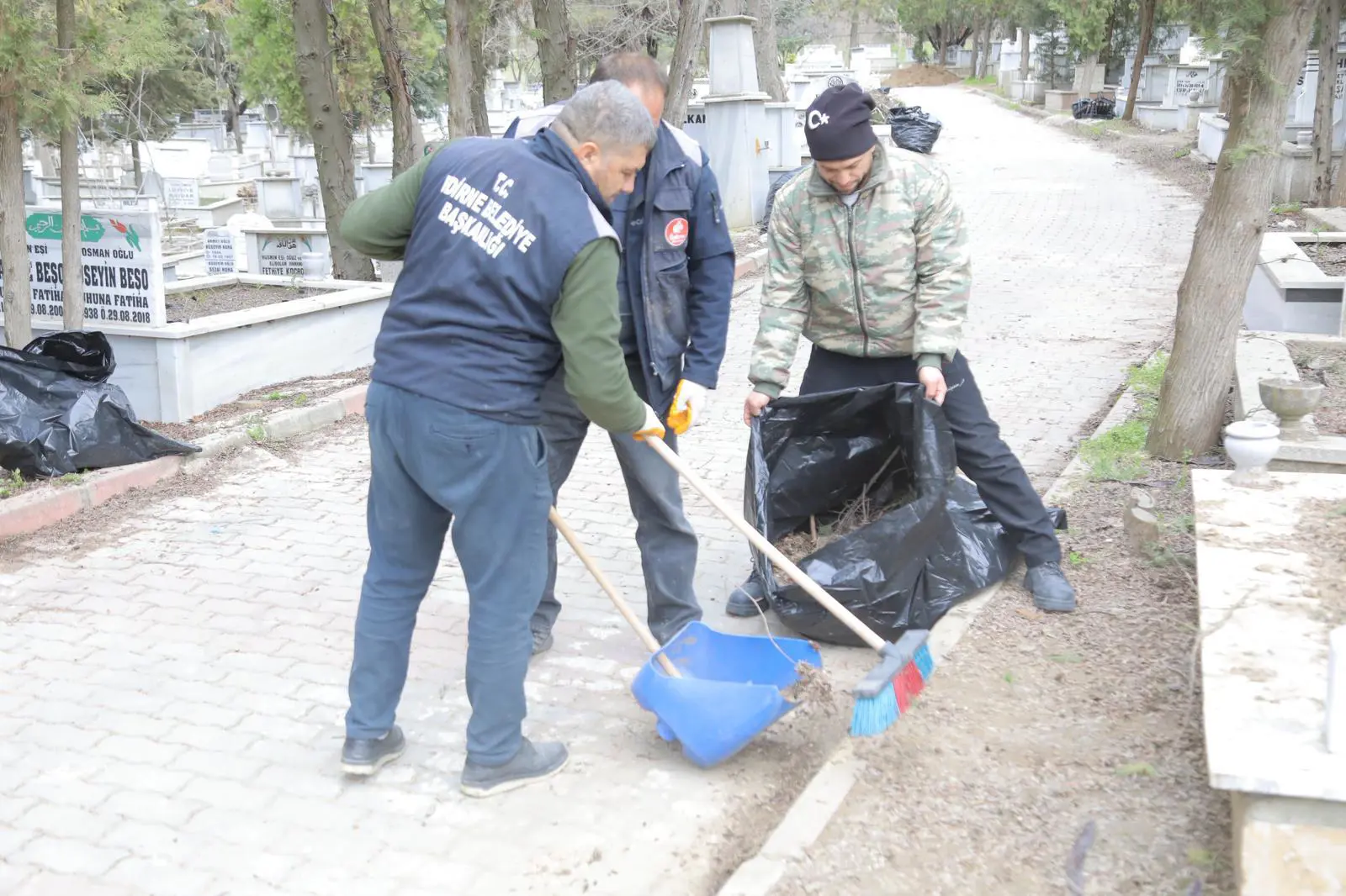 EDİRNE BELEDİYESİ’NDEN BAYRAM ÖNCESİ MEZARLIKLARDA BAKIM VE ÜCRETSİZ ULAŞIM HİZMETİ galeri görseli